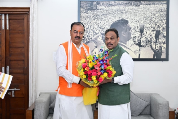 Keshav Prasad Maurya welcomed and felicitated Vinod Tawde