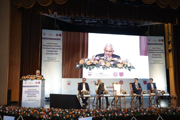 RIS and the Delhi School of Economics jointly launch the Indian Economic Outlook Forum (IEOF).