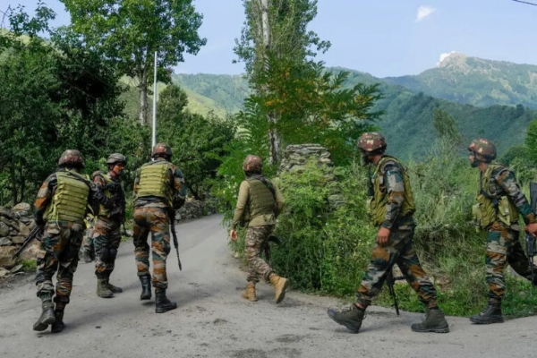 Pakistani Intruder Apprehended Along IB In Jammu’s Kanachak