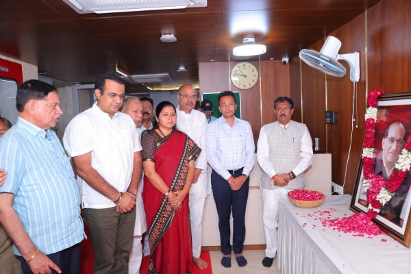 Delhi BJP president Harsh Malhotra, along with senior party leaders and office-bearers, pays tribute to Prof. Vijay Kumar Malhotra on his first death anniversary.