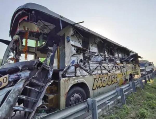 Bus-Truck Crash on Ahmedabad–Vadodara Expressway