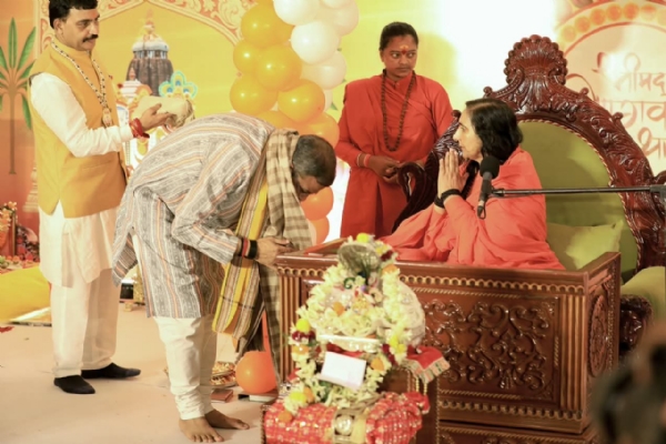 Dharmendra Pradhan Listens to Sadhvi Ritambhara’s Shrimad Bhagwat Katha in Jagannath Puri