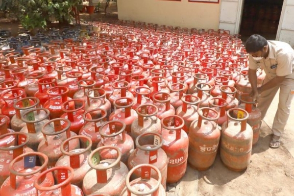 Cracks Down on LPG Black Marketing (Representative Image) Cracks Down on LPG Black Marketing (Representative Image)