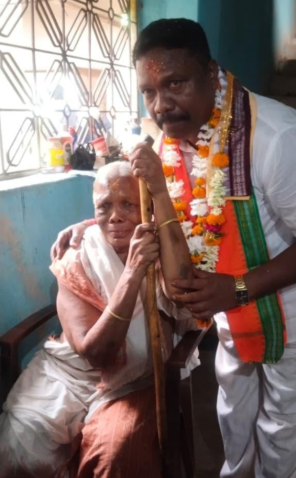 Odisha Panchayati Raj Minister Rabi Narayan Naik with his mother (File Photo)