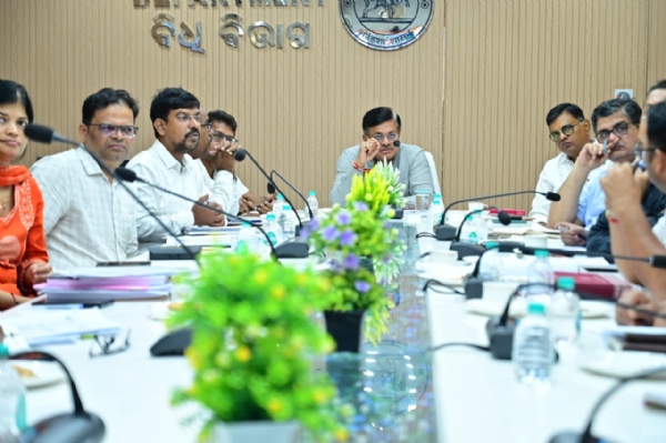 Harichandan Reviews Major Road Projects