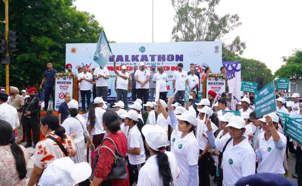 पंजाब के राज्यपाल एवं चंडीगढ़ के प्रशासक गुलाब चंद कटारिया  वॉकथॉन को हरी झंडी दिखा रवाना करते हुए