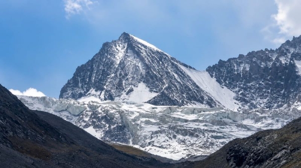 Season’s First Snowfall Hits Higher Mountains Of Gumri, Zojila