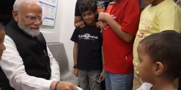 PM Modi Travels on Delhi Metro, Urges Children to Read Biographies and Stay Connected with Books