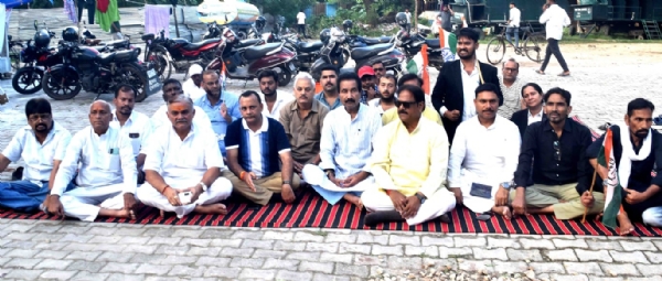 Cong workers staged a sit-in at the Civil Lines protest site