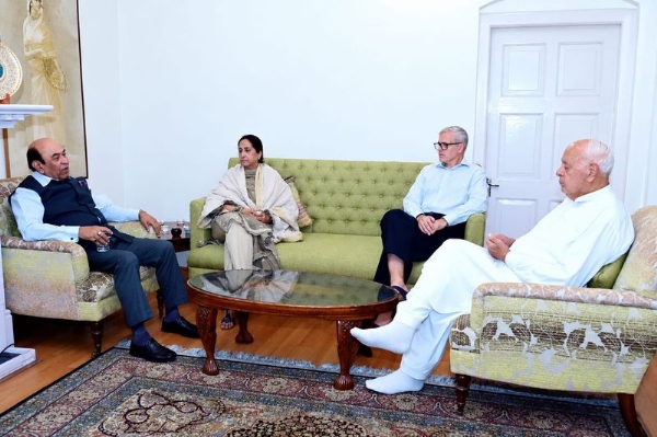Bihar Governor Hasnain Calls On J&K CM Abdullah At Srinagar House