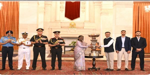 President Droupadi Murmu Presents Presidents Cup Trophy to Durand Cup Champions East Bengal