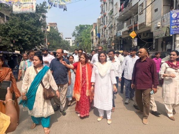 Deputy Mayor Monica Pant inspecting the Ghazipur Ward along with municipal officials.